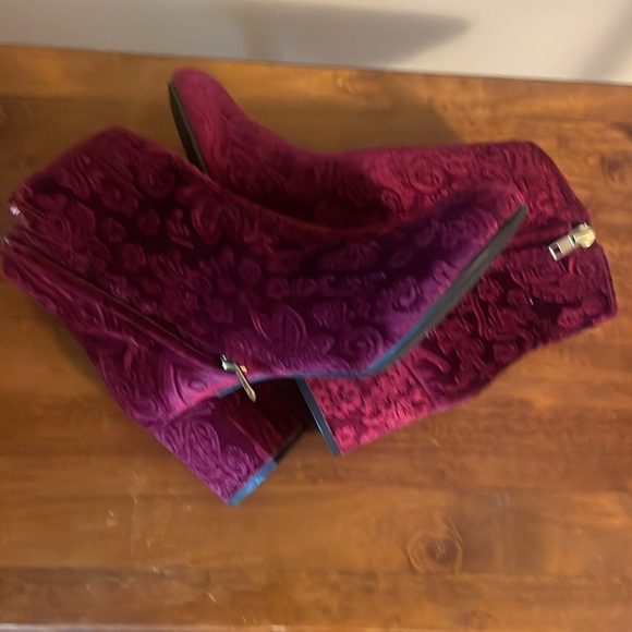 Zigs soho (7.5) Beautiful fabric color wraps around the heel. Zip entry 2” heel. - Picture 8 of 9